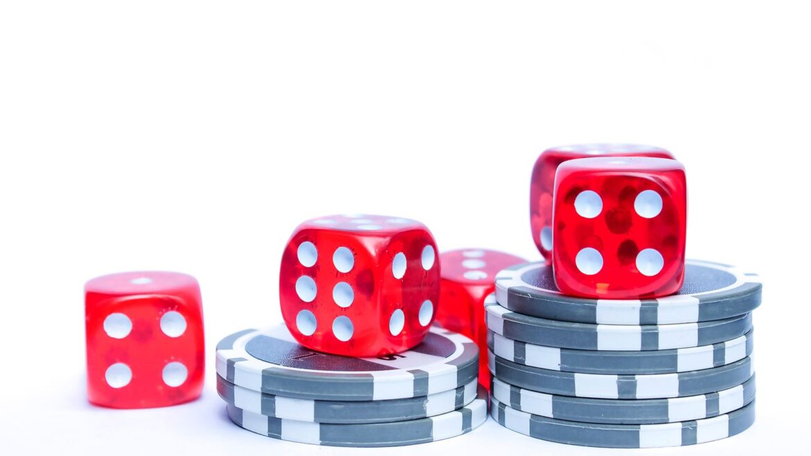 Dés rouges empilés sur des jetons de poker, casino en ligne