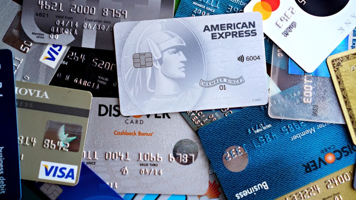 Gros plan de plusieurs cartes bancaires de couleurs différentes posées côte à côte