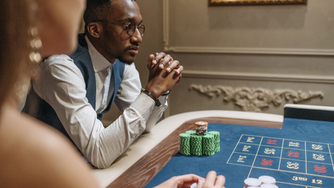 Homme concentré à une table de casino avec des jetons de poker