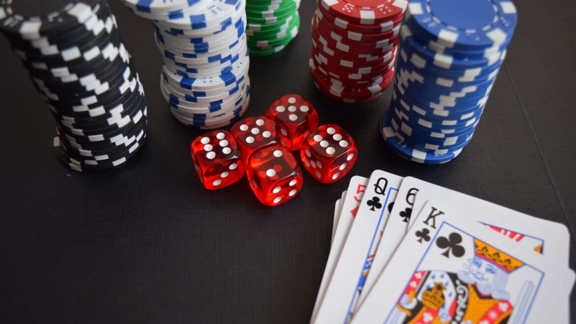 Jetons de casino, dés et cartes à jouer disposés sur une table