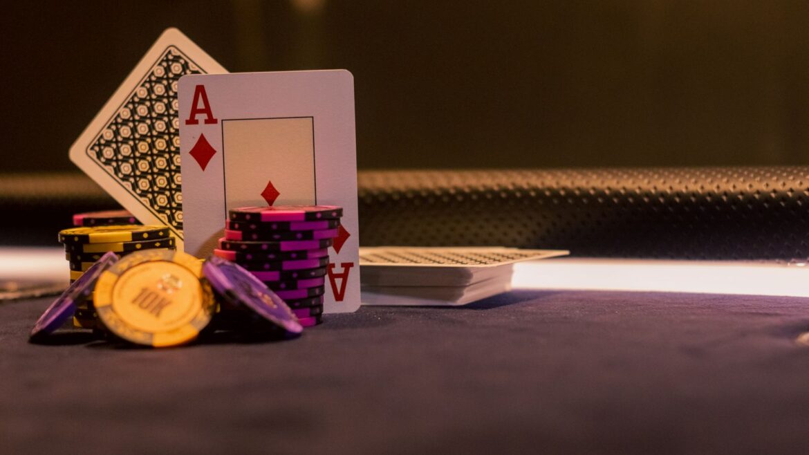 Jetons de poker et cartes sur une table de casino, as de carreau visible