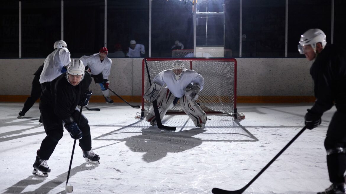 Joueurs de hockey sur glace en action lors d'un match d'entraînement en patinoire