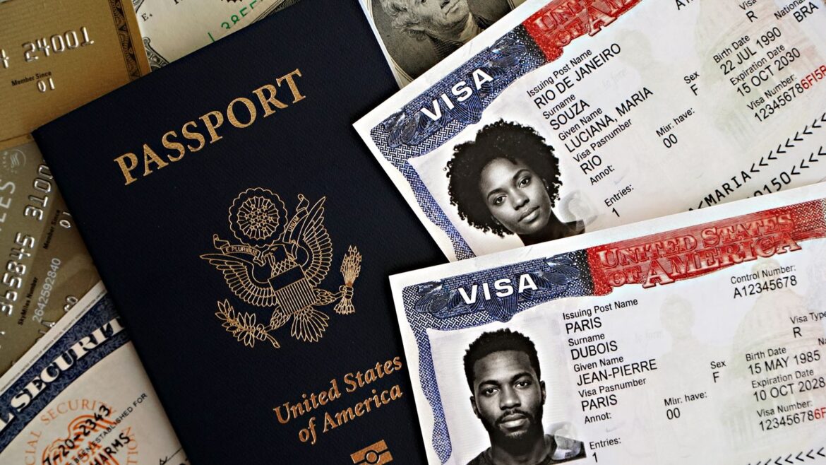 Passeport américain avec visas et billets de banque, anonymat pour parier