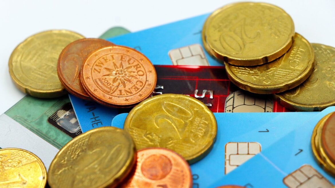Pièces en euros et cartes bancaires en gros plan, moyens de paiement casino