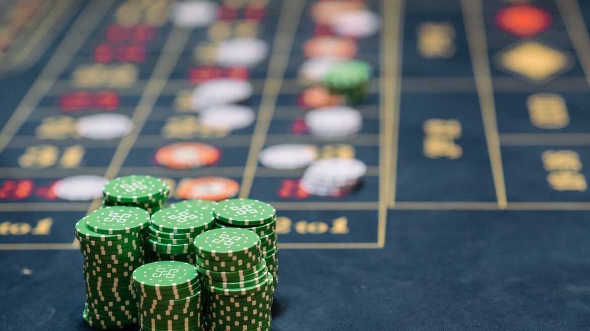 Pile de jetons de poker verts sur une table de casino en ligne