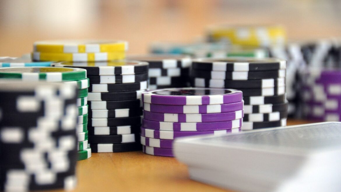 Piles de jetons de poker et cartes à jouer en gros plan sur une table