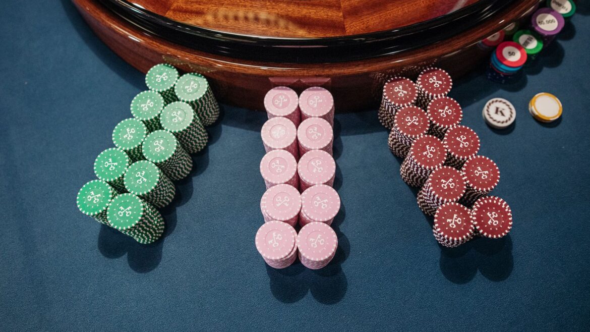 Vue aérienne d'une table de roulette avec jetons de poker colorés empilés pour jouer